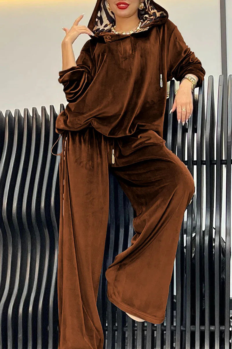 Costume de détente confortable pour femme avec capuche et finition satinée élégante Levoire
