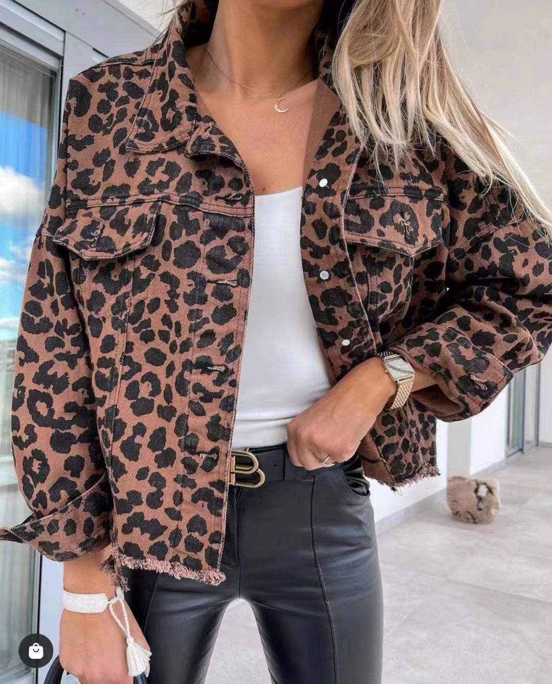 Veste en jean pour femmes dans un imprimé léopard tendance avec des ourlets frangés et une coupe oversized Levoire