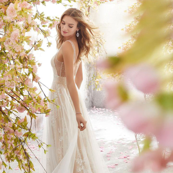 Levoire | Élégant robe de mariée en dentelle sans manches V-aukko