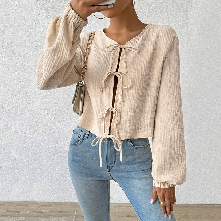 Haut blouse court pour femmes avec des détails de lacets sophistiqués Levoire