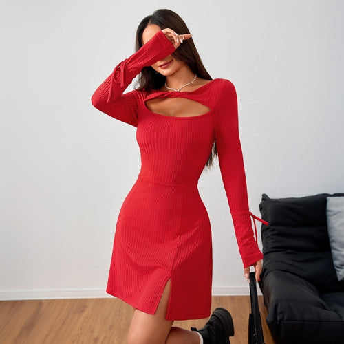 Robe mini ajustée pour femmes avec manches longues et décolleté découpé Levoire