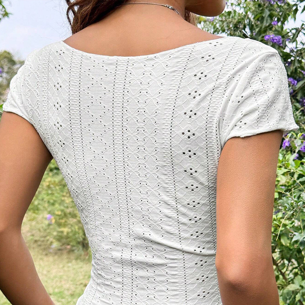 Top court pour femmes avec des motifs de trous embellis et une coupe près du corps Levoire