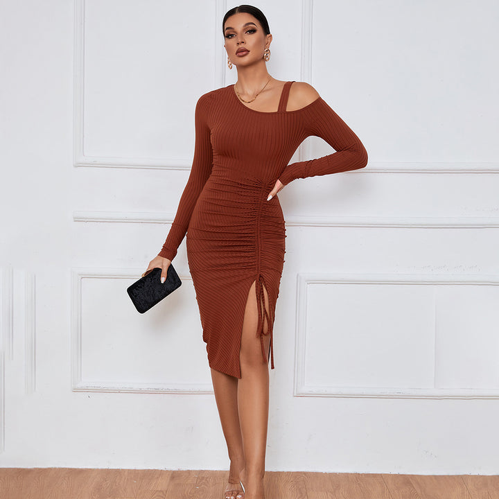 Robe côtelée ajustée pour femme avec décolleté asymétrique et fronces sophistiquées Levoire