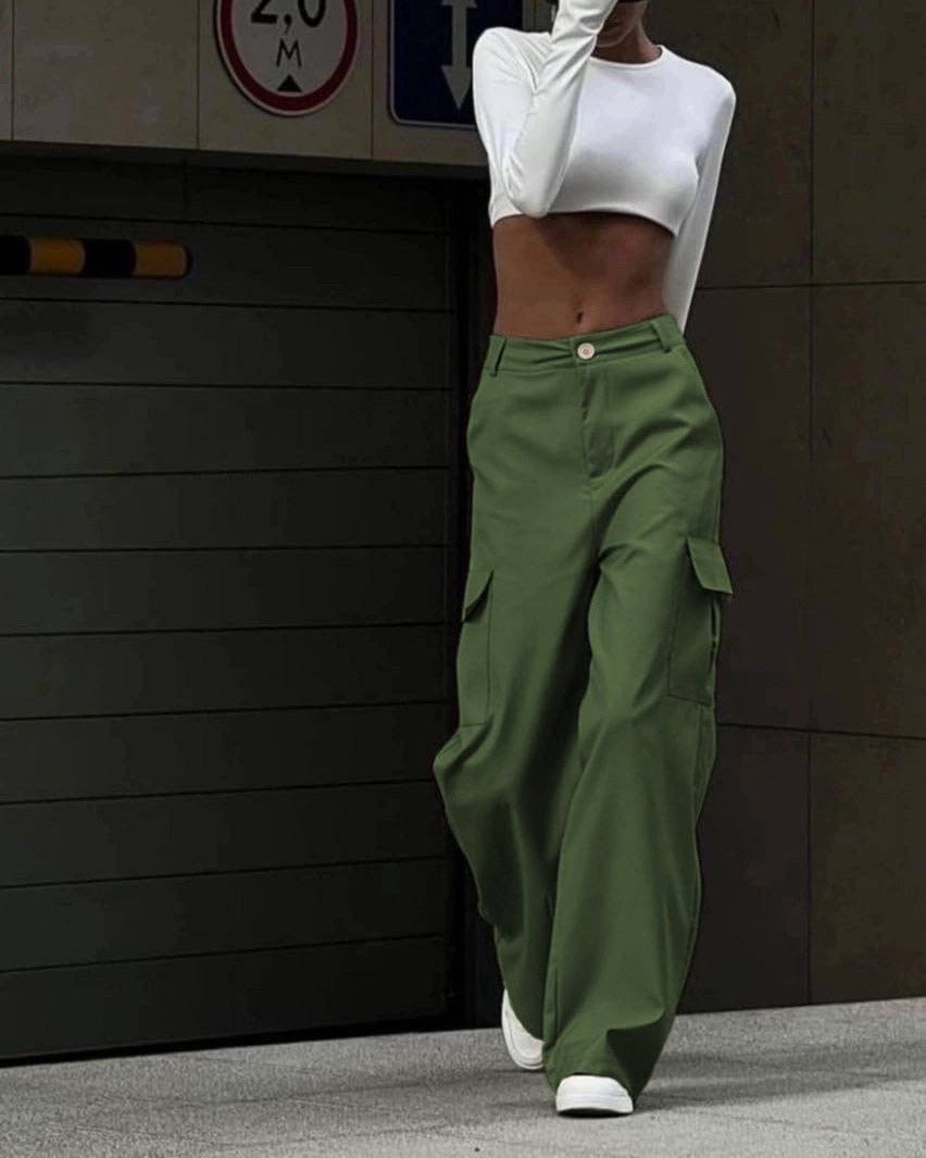 Pantalons cargo pour femmes dans une coupe décontractée avec des poches latérales pratiques Levoire