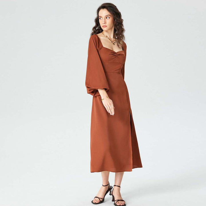 Robe midi pour femmes avec des manches bouffantes raffinées et une haute fente Levoire