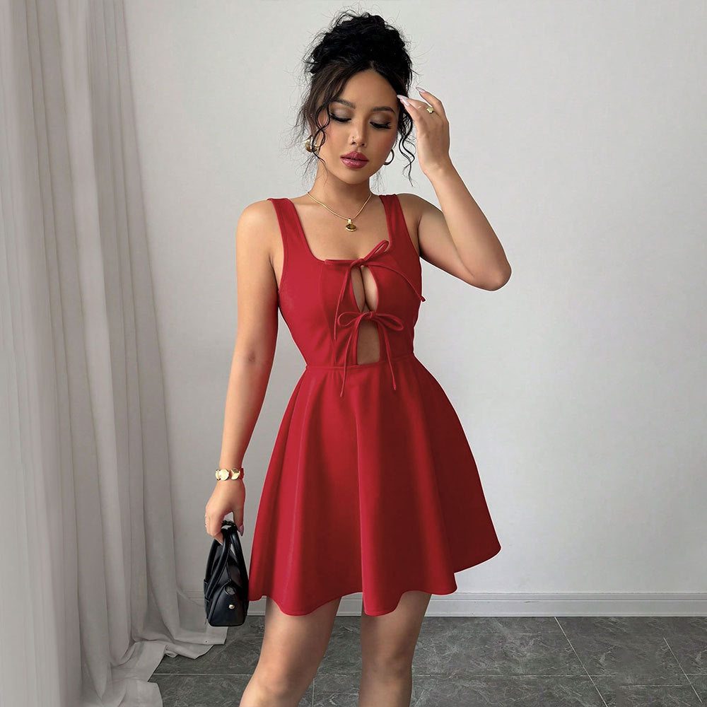 Robe mini pour femme avec décolleté élégant et détail de nœud ludique Levoire