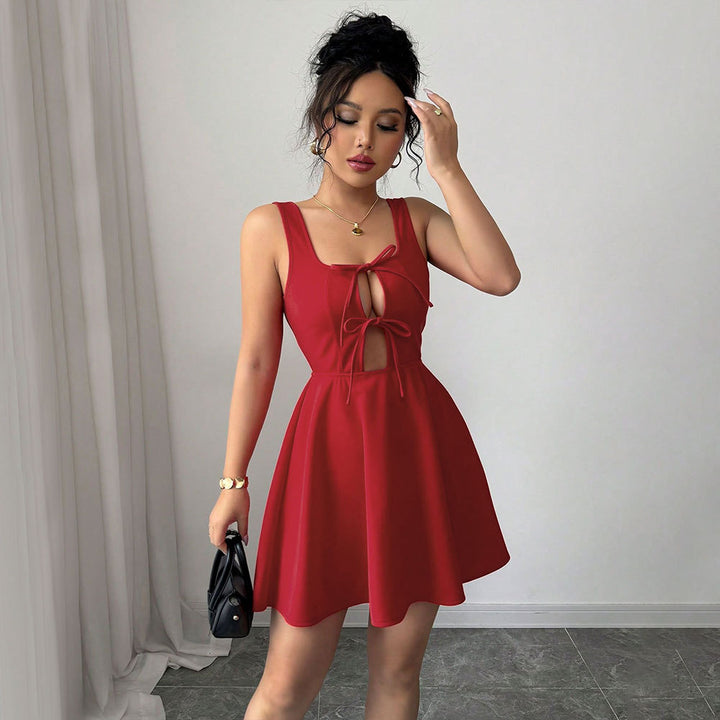 Robe mini pour femme avec décolleté élégant et détail de nœud ludique Levoire