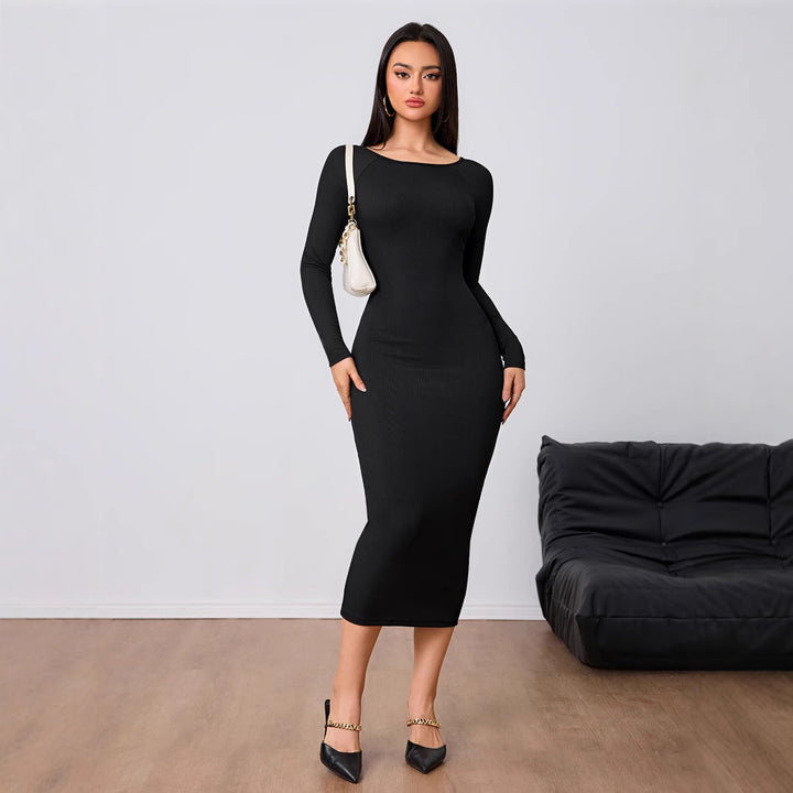 Robe midi ajustée pour femmes avec un élégant encolure ronde et des manches longues Levoire
