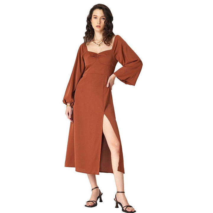 Robe midi pour femmes avec des manches bouffantes raffinées et une haute fente Levoire