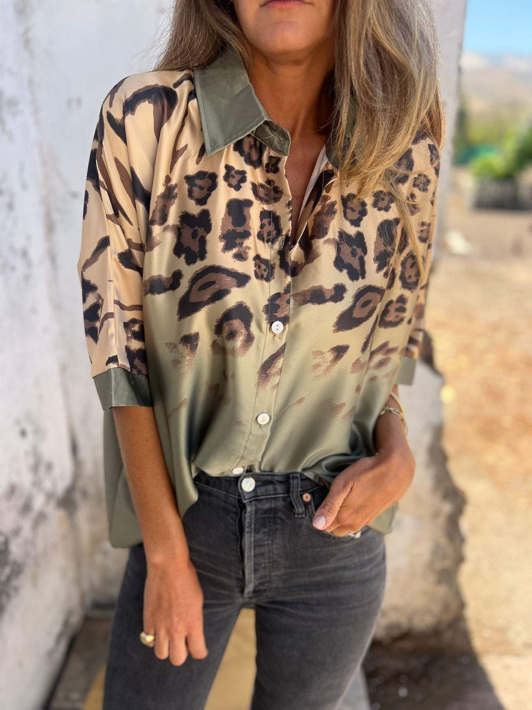 Blouse en soie élégante pour femmes avec un motif léopard contemporain Levoire