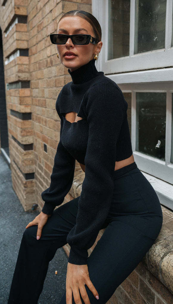 Sweater court élégant pour femmes avec col montant et découpe Levoire