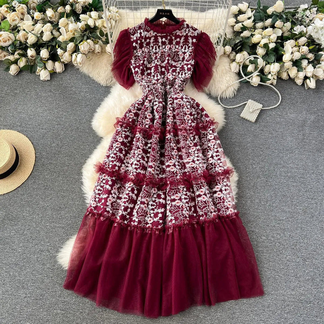 Levoire | Robe en tulle avec de belles et élégantes coutures en dentelle Rouge vin Taille libre