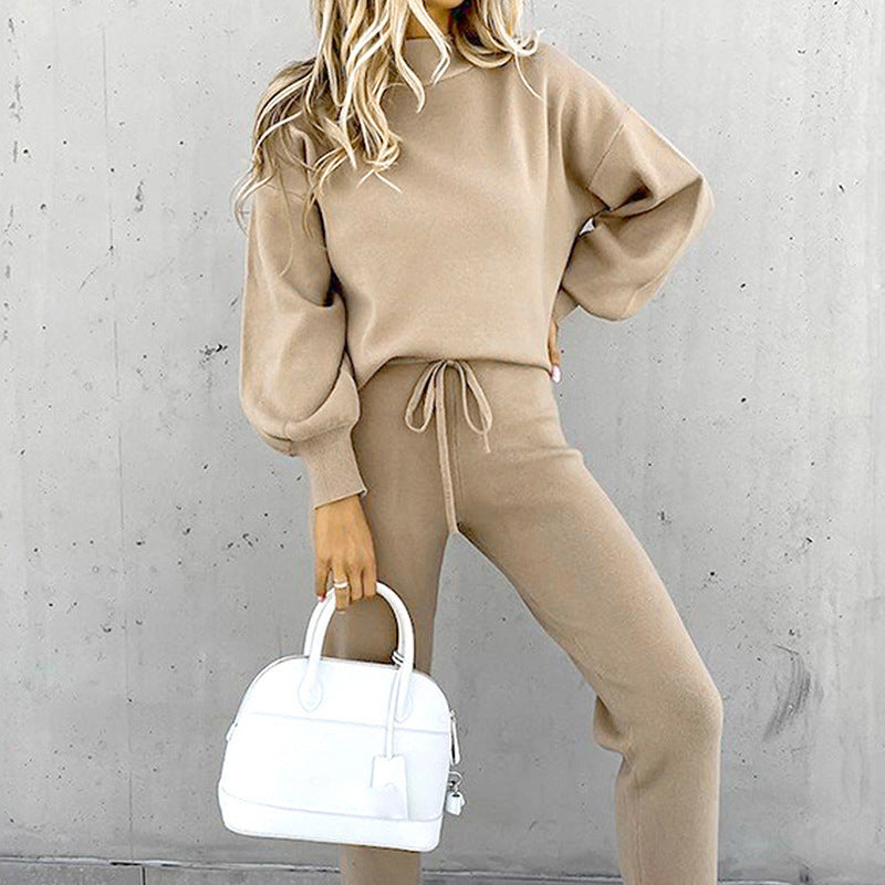 Ensemble de survêtement pour femmes avec une coupe moderne, un haut à col montant et un pantalon élastique Levoire