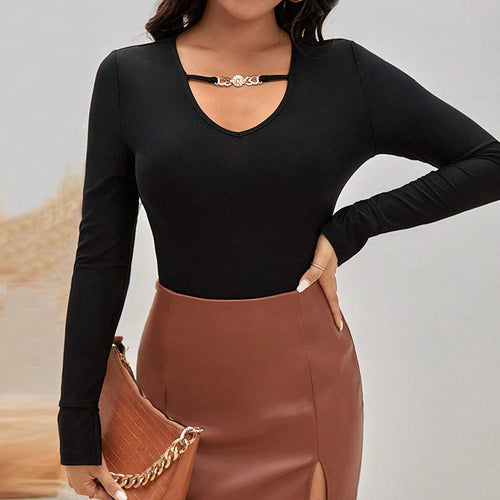 Body à manches longues pour femmes avec un décolleté en V tendance et un détail de chaîne décoratif Levoire