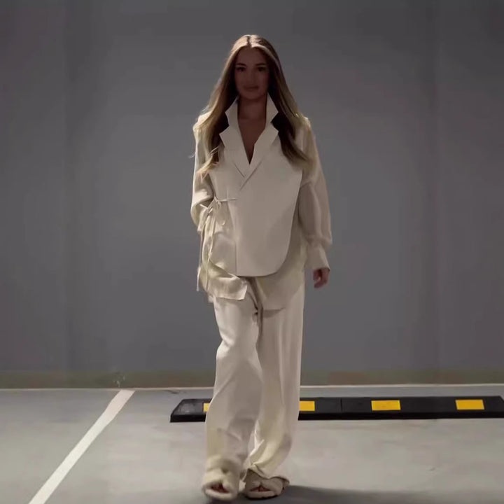 Ensemble de veste enveloppante élégante pour femmes avec une coupe tendance et des poches pratiques Levoire