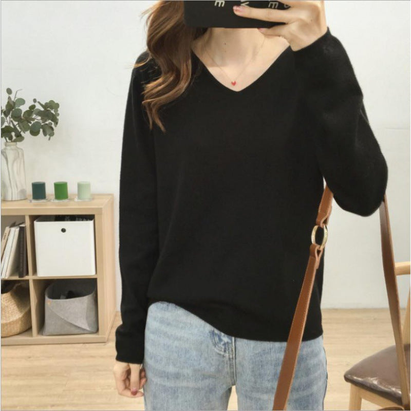 Pull féminin à col en V avec une coupe décontractée et des matériaux doux Levoire