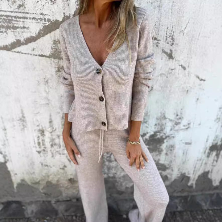 Costume tricoté pour femme avec décolleté en V profond et détails de boutons élégants Levoire