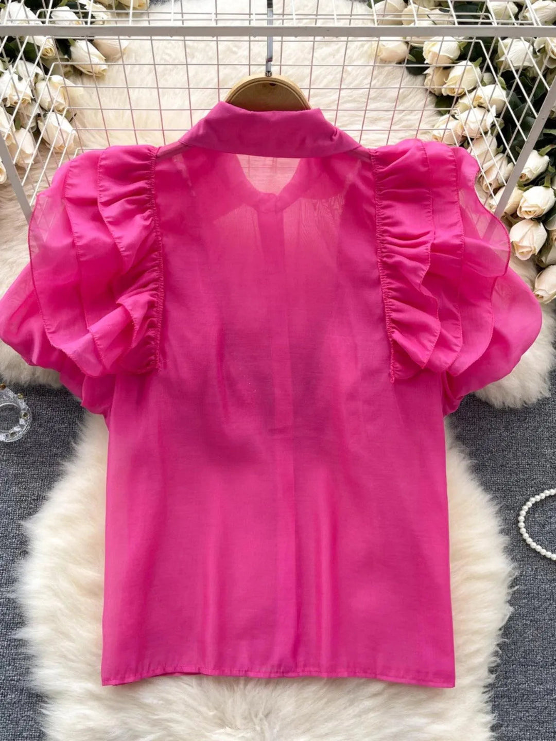 Levoire | Top avec des diamants transparents et fins et des manches bouffantes