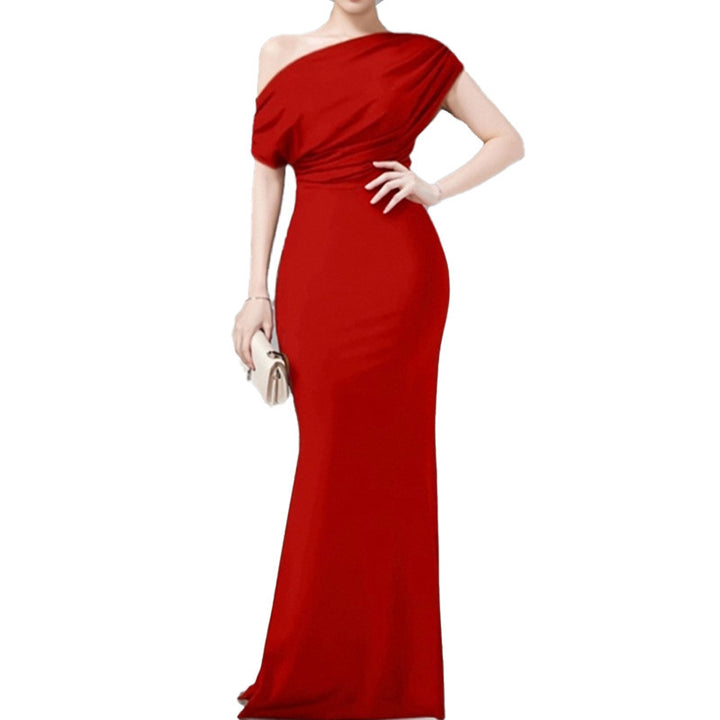Robe maxi élégante pour femme avec décolleté asymétrique et coupe ajustée Levoire
