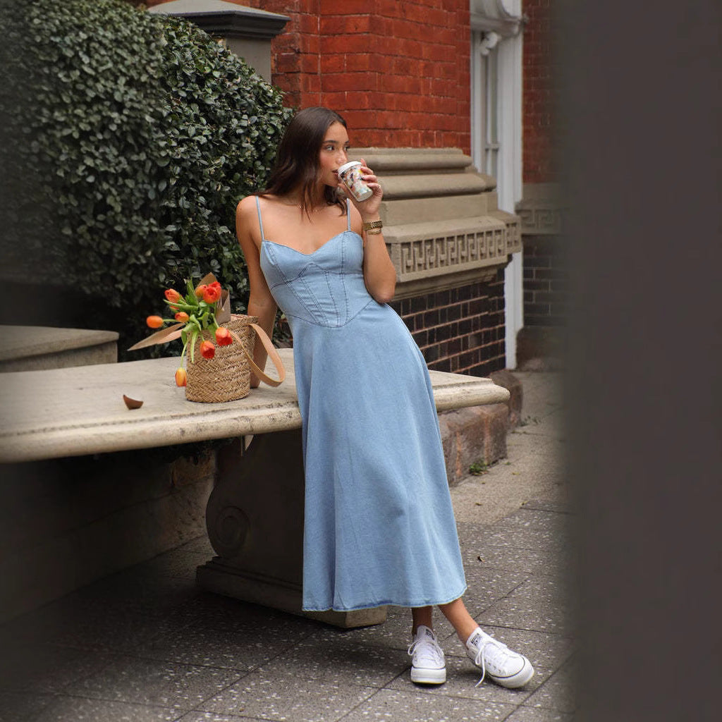 Robe midi pour femmes avec des bretelles étroites et une silhouette ajustée Levoire