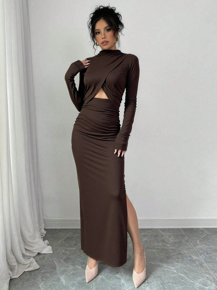 Robe portefeuille pour femmes avec une fente sophistiquée et de longues manches élégantes Levoire