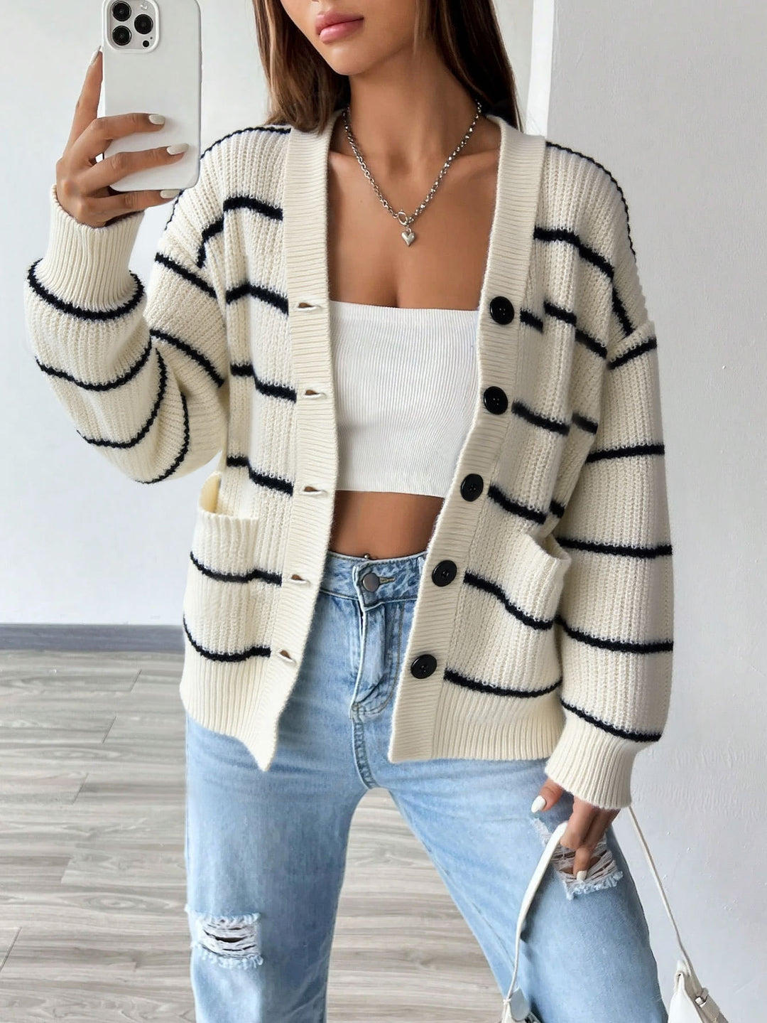 Cardigan tricoté à manches courtes rayé pour femmes avec fermeture à boutons et poches latérales Levoire