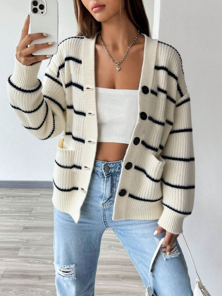 Cardigan tricoté à manches courtes rayé pour femmes avec fermeture à boutons et poches latérales Levoire