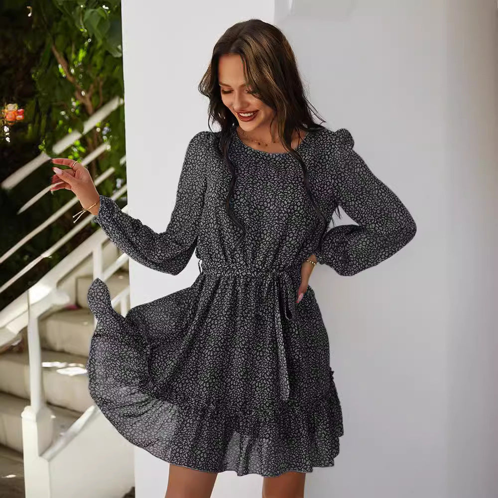 Robe mini aérienne pour femmes avec des détails volantés et une ceinture à nouer Levoire