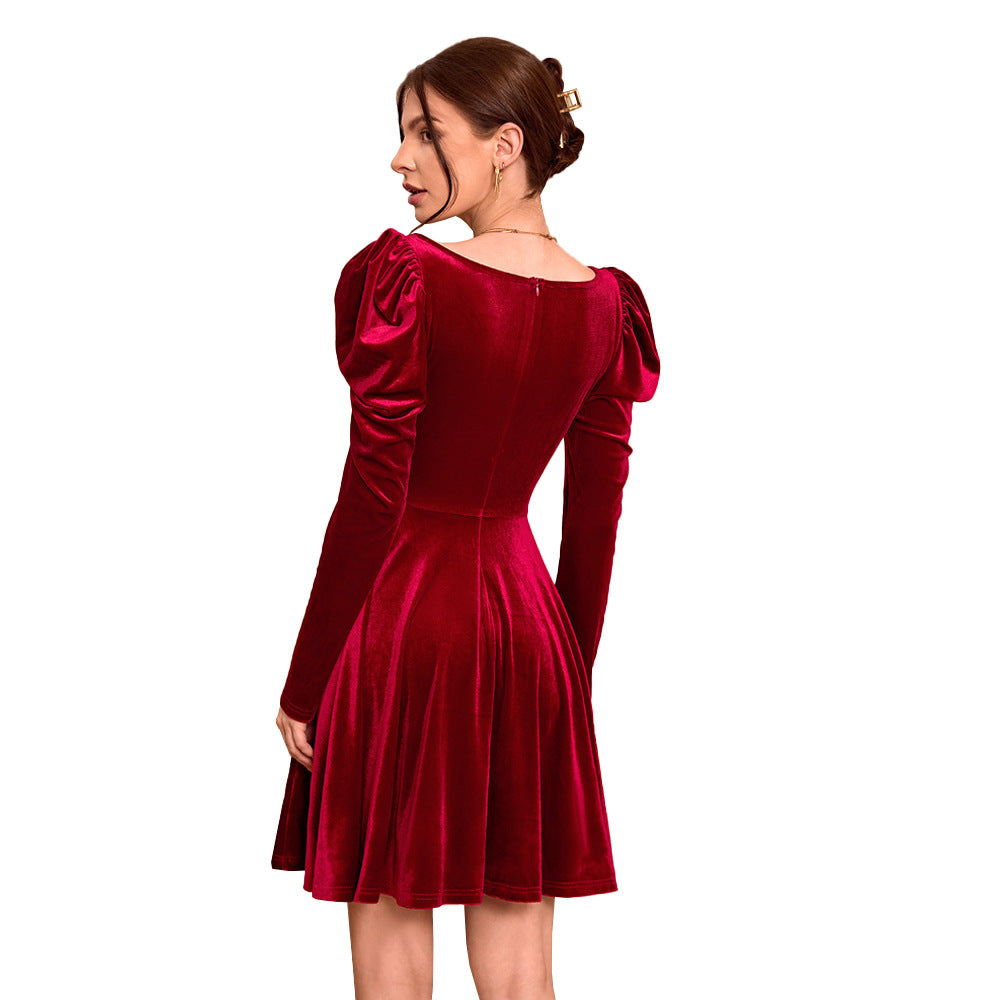 Robe mini en velours élégante pour femmes avec des détails de manches bouffantes et un chic décolleté en V Levoire