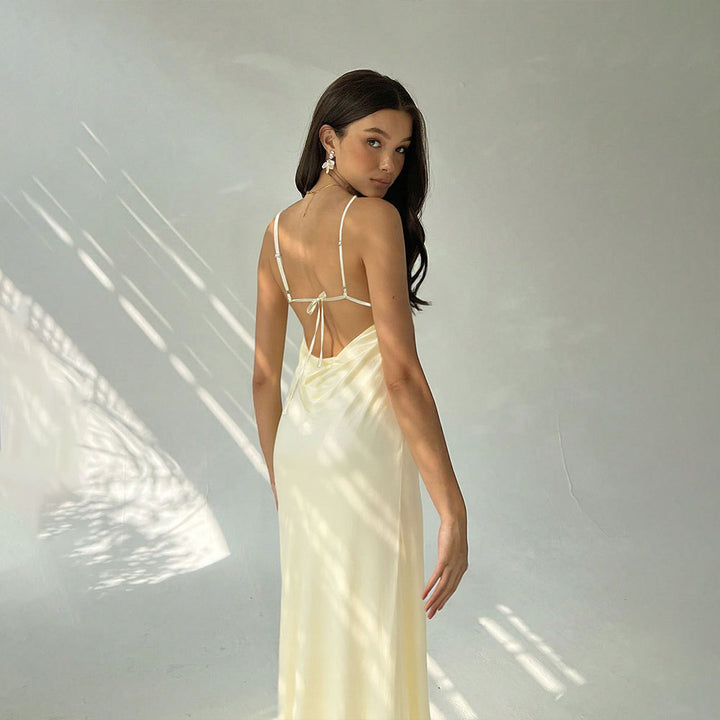 Robe longue à manches longues pour femmes avec un élégant col en V et un détail de laçage sophistiqué Levoire