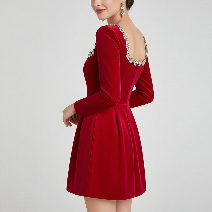 Robe de cocktail pour femme avec décolleté carré et délicates embellissements en cristal Levoire