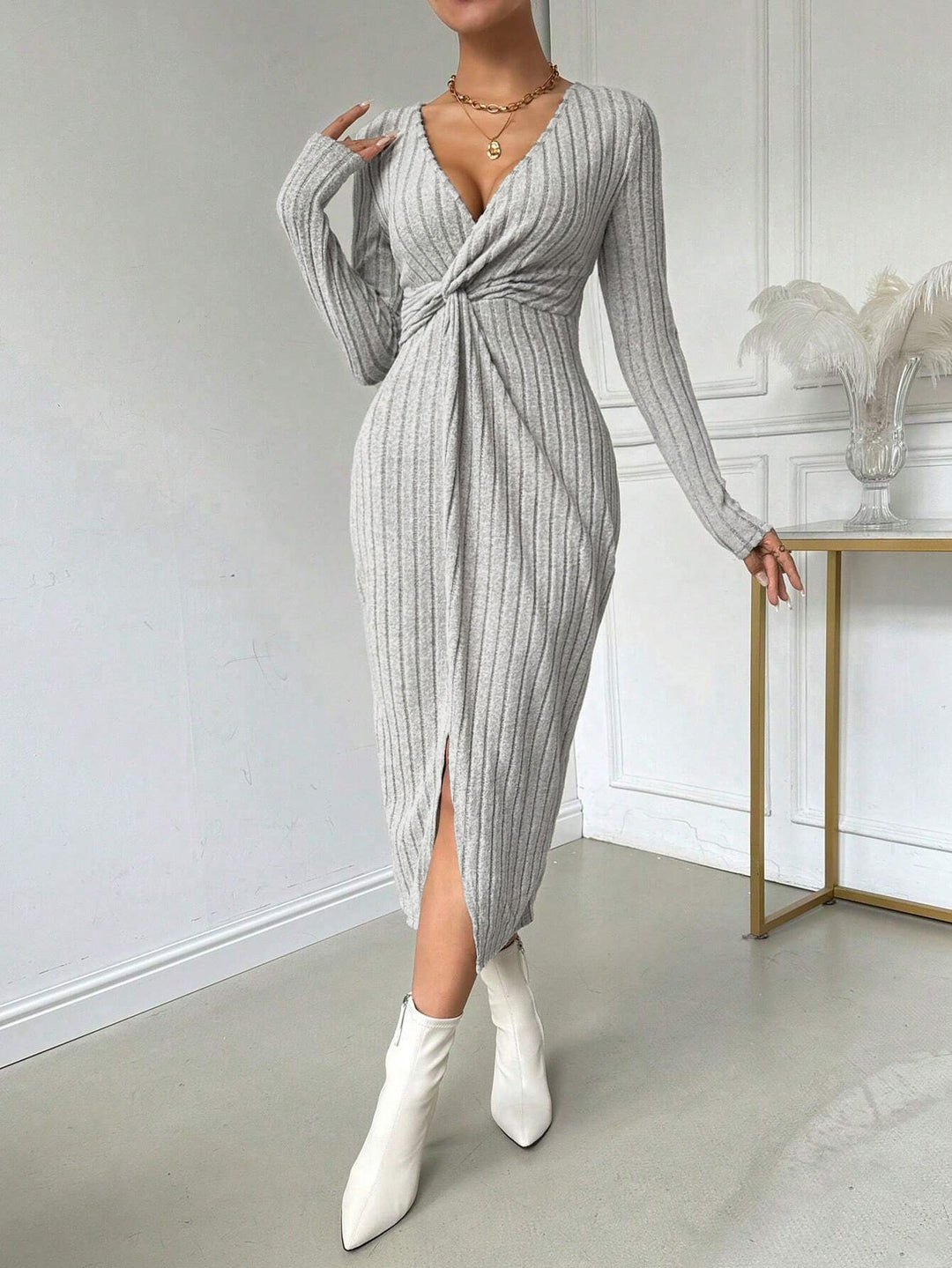 Robe midi ajustée pour femme avec détail twist et fente latérale Levoire