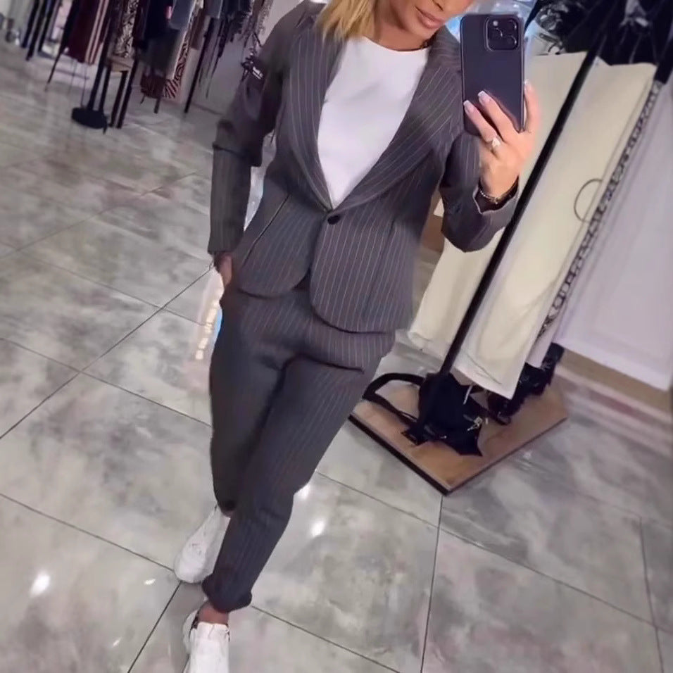 Ensemble de blazer élégant pour femmes avec des rayures à la mode et coupe ajustée Levoire
