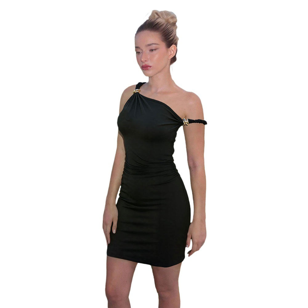 Robe mini ajustée pour femmes avec décolleté asymétrique et accents dorés Levoire