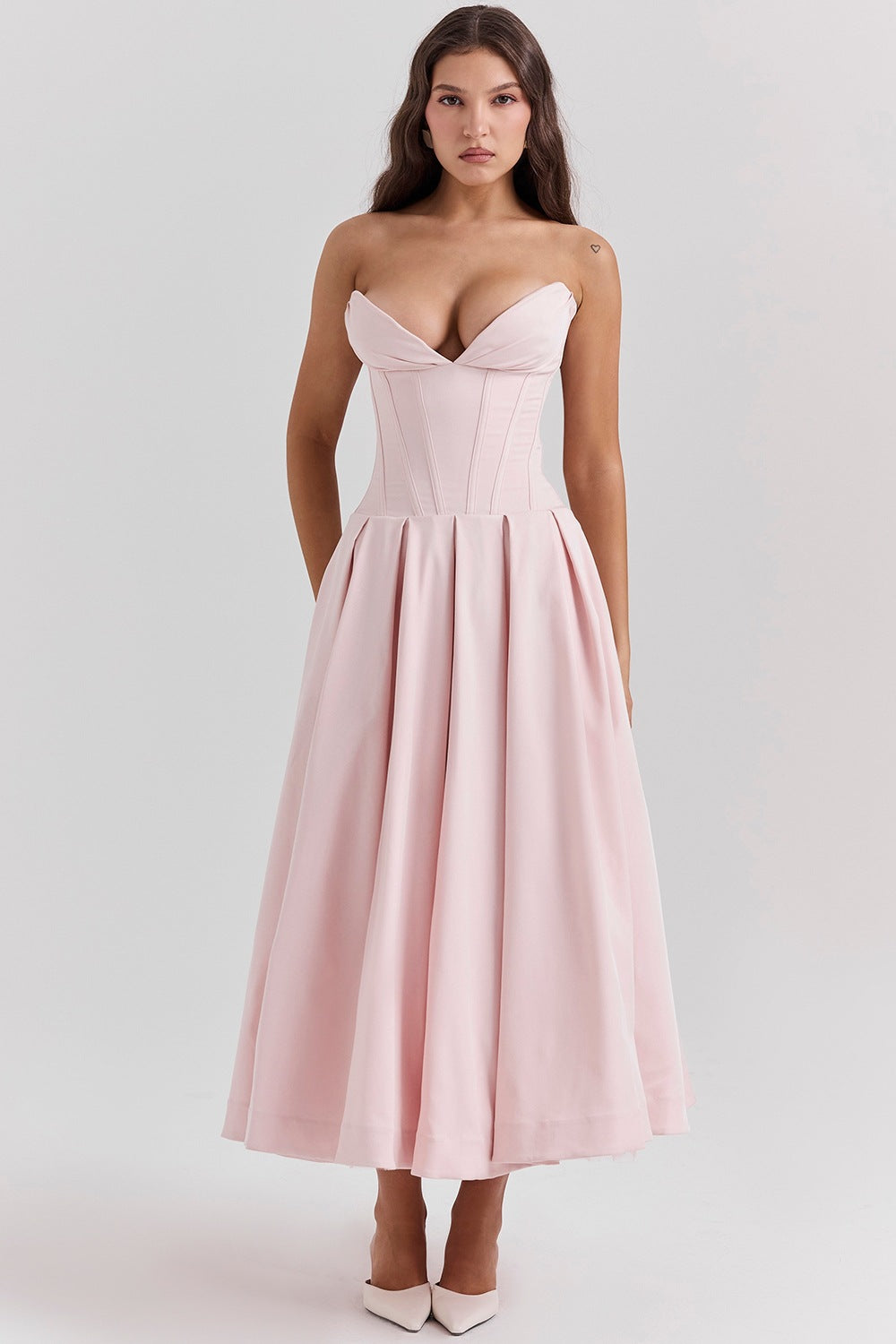 Robe Maxi Couture pour femmes avec un élégant décolleté cœur et une jupe évasée Levoire