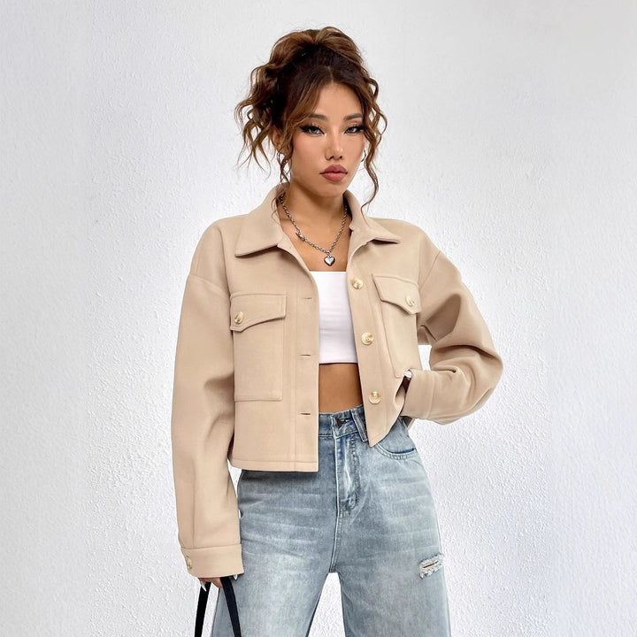 Veste chino décontractée pour femme avec des détails de boutons stylés et des poches pratiques Levoire