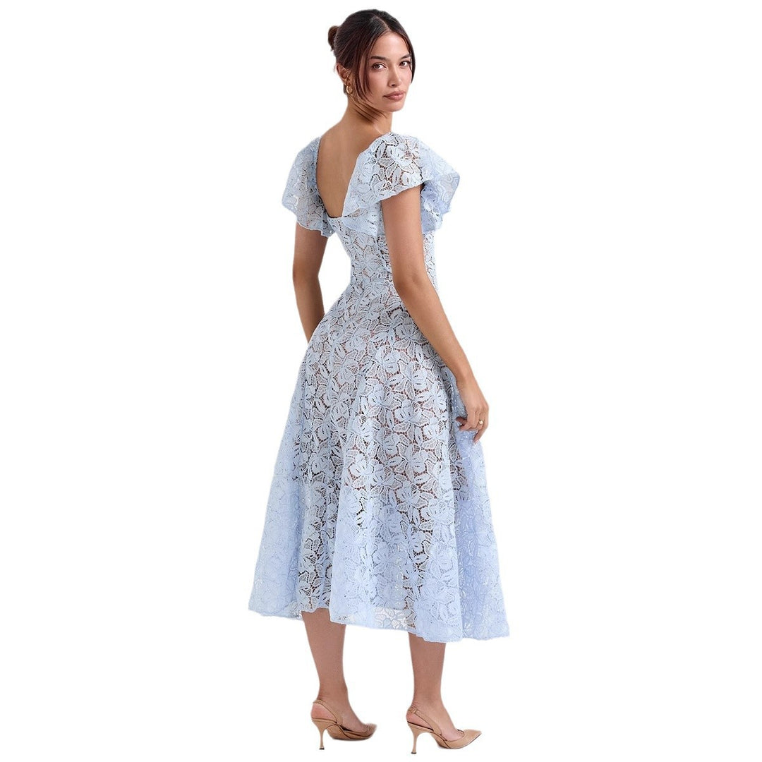 Robe maxi en dentelle pour femmes avec des volants volumineux et un décolleté subtil en forme de cœur Levoire