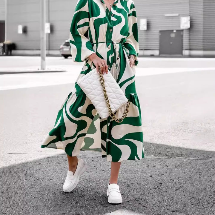 Robe à manches longues pour femmes avec motif à la mode et ceinture pratique.