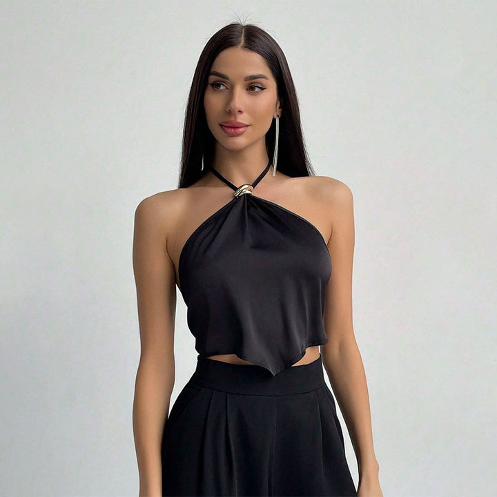 Haut élégant à encolure halter pour femmes avec tissu brillant et nœud décoratif Levoire