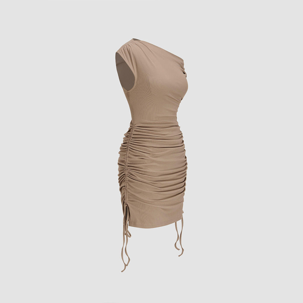 Robe ajustée femme avec encolure asymétrique et détails volants Levoire