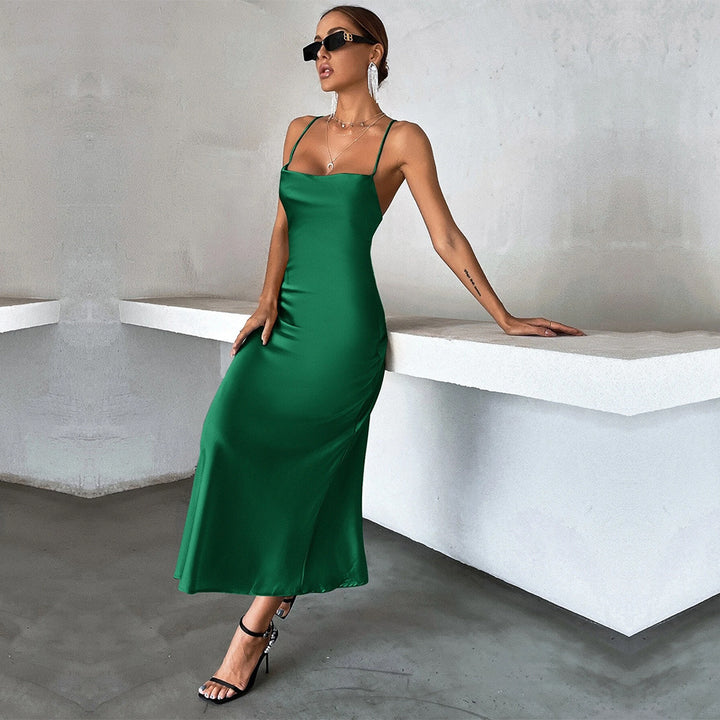 Robe maxi en satin élégante pour femmes avec des bretelles spaghetti et une coupe fluide Levoire