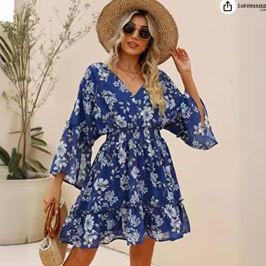 Robe décontractée pour femmes avec une silhouette aérienne et un design floral Levoire