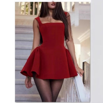 Robe courte ludique pour femmes avec ourlet tourbillonnant et grand décolleté Levoire
