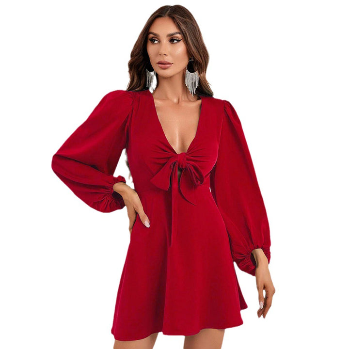 Robe mini féminine avec des manches volumineuses et un nœud ludique Levoire