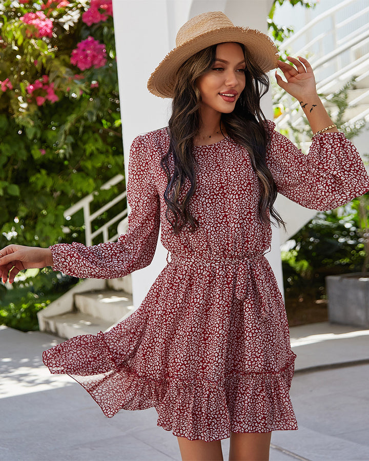 Robe mini aérienne pour femmes avec des détails volantés et une ceinture à nouer Levoire