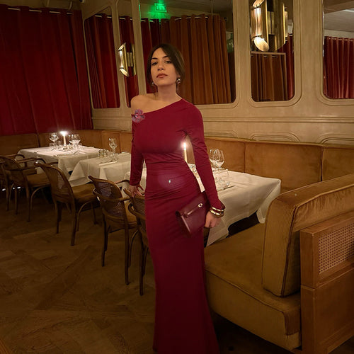 Robe maxi élégante pour femmes avec encolure asymétrique et coupe près du corps Levoire