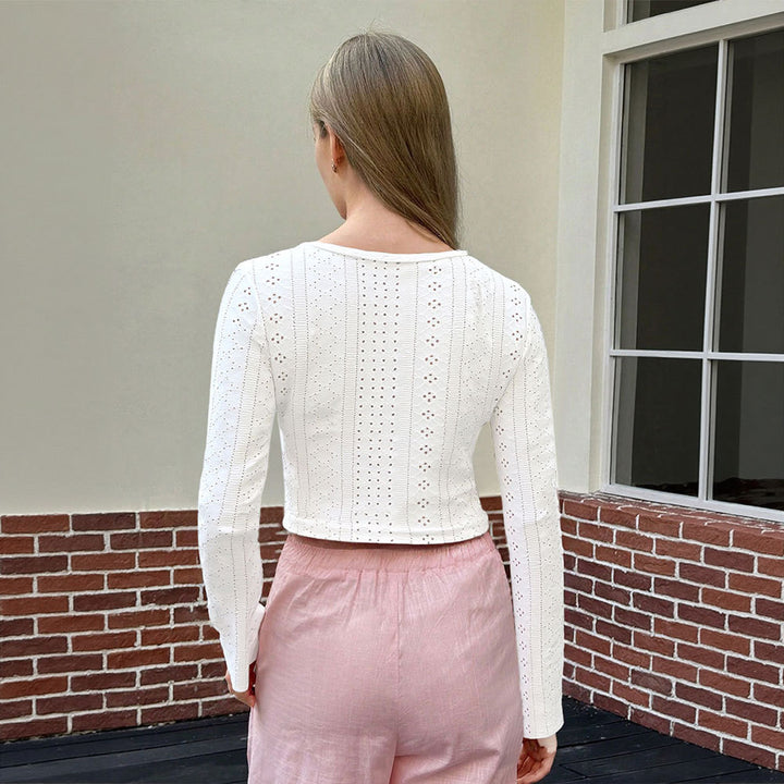 Chemise pour femme à manches longues raccourcies avec un élégant lacet et un délicat broderie en œillets Levoire