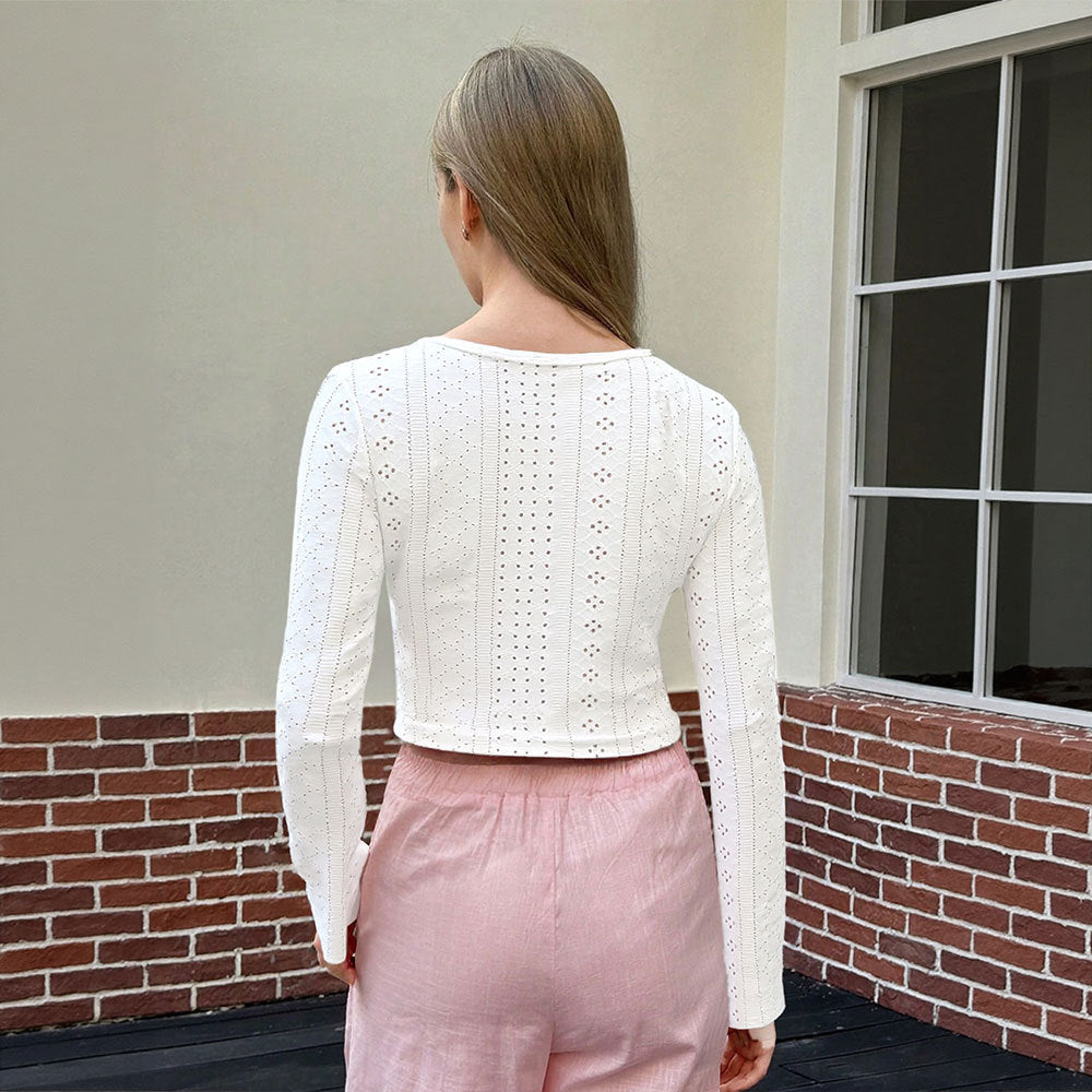 Chemise à manches longues cropée pour femmes avec un élégant laçage et une délicate broderie en dentelle Levoire