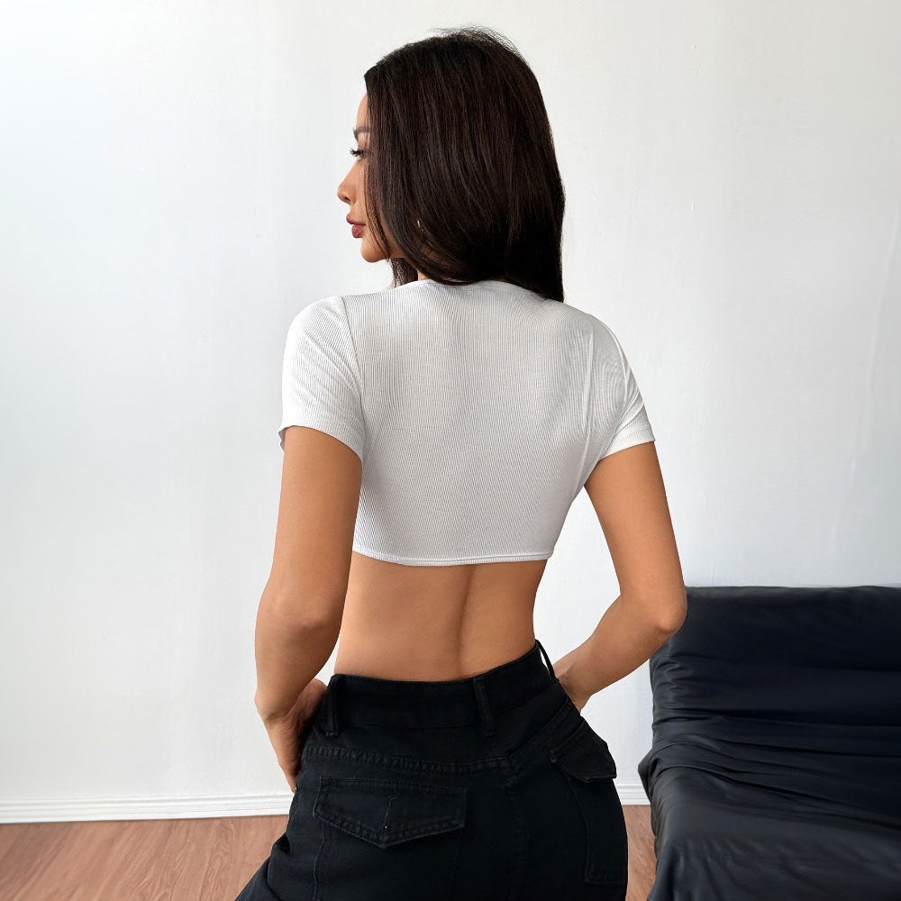 Chemisier à enroulement court pour femmes avec décolleté en V profond et accents tendance Levoire