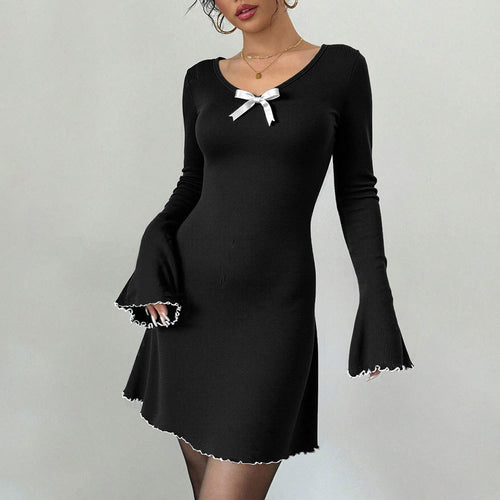 Robe mini pour femmes avec des détails de volants décoratifs et un charmant nœud décoratif Levoire
